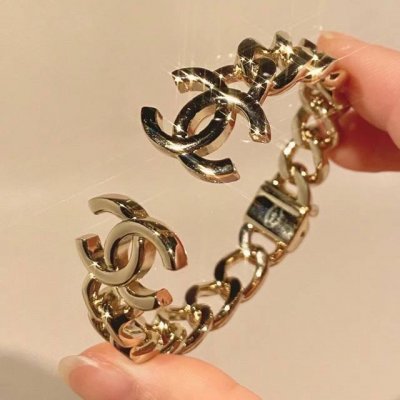 小红书推荐爆款小香新款双c字母logo开口弹簧手镯香奈儿chanel高品质彩色手镯超重工bling Bling，颜色搭配得非常好高级感 女神气质高端 精钢材质不