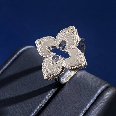 rc80 Roberto Coin珂瑛 四瓣花 四叶花 镶小白钻金属拉丝镂空玑镂雕花戒指 黄铜材料电镀18K 银色 重约5.55G 花朵尺寸约2.2Cm*2.2