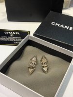 香奈儿耳钉热销款爆上新一致Z批,黄铜质地，专柜正品 Chanel24淡金色三角△水钻耳钉 小众独特的设计，阳光下闪闪惹人爱低调显脸小