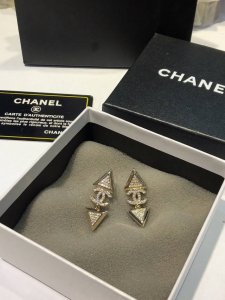 香奈儿耳钉热销款爆上新一致Z批,黄铜质地，专柜正品 Chanel24淡金色三角△水钻耳钉 小众独特的设计，阳光下闪闪惹人爱低调显脸小