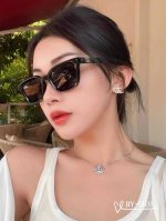 burberry-巴宝莉 . 宝丽来树脂偏光镜片 . Tr镜架轻便佩戴舒适 . Size：61-15-150 . 新款太阳镜明星同款，减轻强光负担，遮挡有害光线