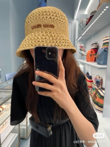 miumiu缪缪新款拉菲草帽，纯手工钩织，产量极少，重工打造，专柜同款，头围57Cm