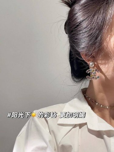我们出品 Zp10140！量大咨询客Fu 香 珍珠吊彩虹钻双C耳环 定制了超久的施华洛星星彩钻，太不容易了全网首发爆款来袭 25春夏最新款绝美系列五彩缤纷是心动