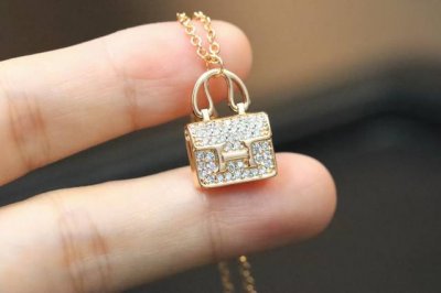 国庆出游季 爱马仕 Hermes 玫瑰金满钻包包项链 康康包项链，定制级别，完美抛光处理360度无死角，1咪金层厚金电镀呈现真金级质感！1:1钢印，只有大牌才会