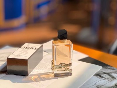 专柜品质 ysl 19年新香Libre Edp来啦~~ 90Ml圣罗兰与创作歌手Dua Lipa联名推出新款香水Libre, libre香水专为勇敢的女性设计,