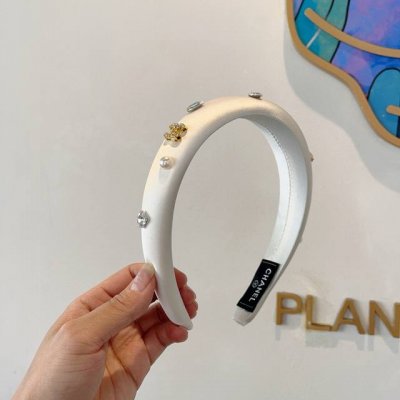 配包装 Chanel 香奈儿 新款小香发箍，氛围感法式复古贴钻缎面头箍、网红爆款推荐 搭配高端材质，时尚百搭。