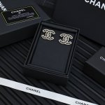 大双C羊皮耳钉 马赛港口的异域风情 格外和谐 搭配经典双C的链条组合巨可爱 佩戴上身贵气又精致 白富美日常必备