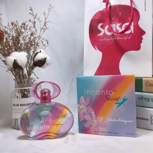 高品质 菲拉格慕梦中彩虹淡香水 Ml 香调：清新花果香调 前调：百香果、忍冬 中调：茉莉 、土耳其玫瑰 后调：白麝香、阿米香树木