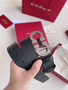 菲拉～格慕 腰带配饰成就不凡。全新Salvatore Ferragamo皮革配饰系列演绎经典优雅风范。皮带宽度：35Mm 顶级P220 原单130