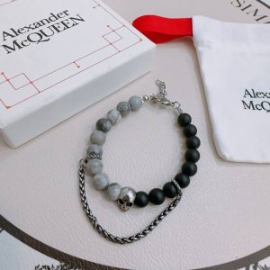 新款Alexander Mcqueen 亚历山大 麦昆 手链 专柜一致原版定制 骨子里那种叛逆浮夸朋克可内心又向往着美好的焦虑，对美的另一种诠释 男士火爆款出货