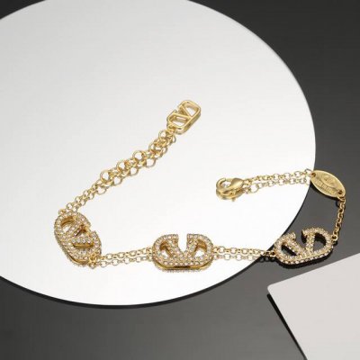 Valentino 华伦天奴 手链重磅新品火爆网络来了 简约大方 时尚百搭 金色专柜一致 火爆款出货 设计独特 前卫 美女必备款！手链