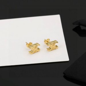 赛琳Celine 新款凯璇门珍珠耳钉与众不同的设计 个性十足 颠覆你对传统耳环的印象 使其魅力爆灯