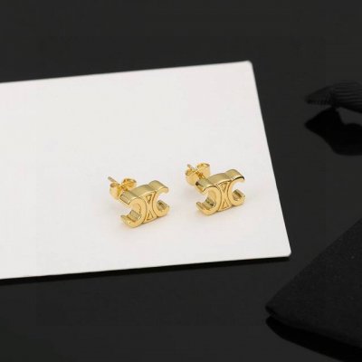 赛琳Celine 新款凯璇门珍珠耳钉与众不同的设计 个性十足 颠覆你对传统耳环的印象 使其魅力爆灯