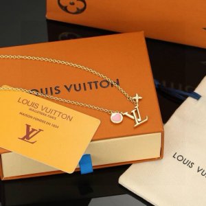 路易威登心桃字母项链 手链 秉承精湛匠艺 抛光色泽成就经典 Lv 字母的自然化身，流露品牌格调 明星同款 经典百搭 项链 手链