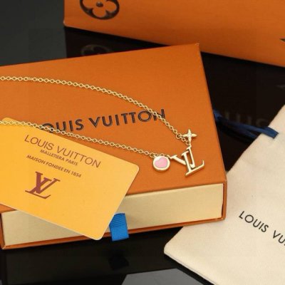 路易威登心桃字母项链 手链 秉承精湛匠艺 抛光色泽成就经典 Lv 字母的自然化身，流露品牌格调 明星同款 经典百搭 项链 手链