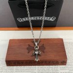 专柜品质 Chrome Hearts克罗心 经典复古十字架项链 心形十字架吊坠 凹凸造型不同的花纹设计风格 呈现出与众不同 十字架 童军花是克罗心的志 所以更经