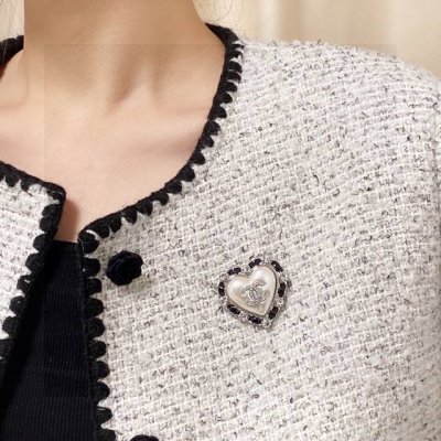 chanel小香 专柜新款银色黑皮革爱心香奈儿胸针，是最懂女人的饰物。那些倾注了全部心血去做自己的女人，往往更珍惜胸针的意义。香奈儿女士把胸针别在帽子上，并告诉
