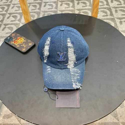 P70 Lv 路易威登 Louis Vuitton 刺绣拼接棒球帽 入秋必备单品 这顶拼色棒球帽的绝了！ 特别是戴上的效果巨显脸小 字母的刺绣立体感非常强 很精
