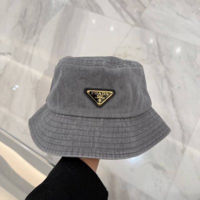 普拉达prada 经典三角标渔夫帽万能必留款 戴一万年都好看 日常刚需 颜色完美 帽型正点 简直谁戴都好看质量超赞 时尚百搭