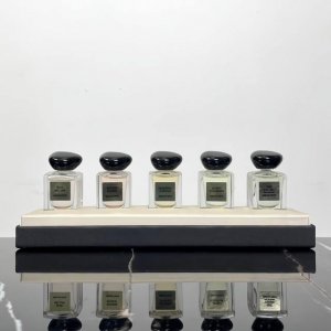 专柜品质 阿玛尼高定私藏香水五件套配中文标配礼袋阿玛尼私藏香水系列小样7.5Ml五件套！内含：玉龙茶，和风茉莉，米兰玫瑰，苏州牡丹，栀子麝香！阿玛尼私藏香水小样