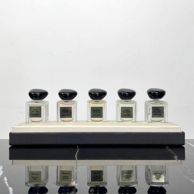 专柜品质 阿玛尼高定私藏香水五件套配中文标配礼袋阿玛尼私藏香水系列小样7.5Ml五件套！内含：玉龙茶，和风茉莉，米兰玫瑰，苏州牡丹，栀子麝香！阿玛尼私藏香水小样
