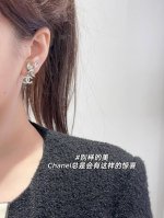 我们出品 Zp7150，量大咨询客Fu！ 25S夏季最新款 香 飞鸟满钻双C耳钉 每一个季度都必出的设计单品，属于经典万年常青款，颗颗施华洛世奇水晶Z批一致黄铜