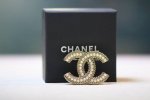 p280新品上新 chanel 浅金扭纹水晶珍珠胸针 秋冬必戴小香，人气爆款花边珍珠拼钻小香Chanel人气爆款花边珍珠拼钻胸针简单大方款网红明星的最爱，日常穿