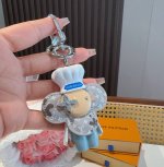 路易威登Lv钥匙扣包包挂饰M01467 Vivienne 形象戴上路易威登标识厨师帽、手持擀面杖，并为 Monogram 皮革花瓣沾上巧克力，令品牌吉祥物在 V