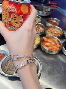 我们出品 丝巾扣满钻手链，可订做真金真钻，只做对版Z批真金货，批K市面各种金货量大咨询客Fu File Dor满钻手链，手工镶嵌钻石，上手效果杠杠的。通体采用9