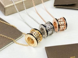 Bvlgari 宝格丽B.Zero 1 Rock系列铆钉陶瓷项链 情侣款 男女可戴 加入铆钉元素非常的中性！顶级微镶工艺 重工打造 炒鸡质感高档玫瑰金 黄金色