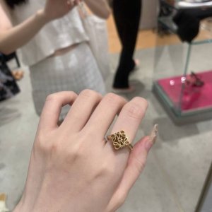 我们出品 Zp6240，量大咨询客服 Loewe菱形戒指 第一眼看到立马就喜欢上了L0Ewe 罗意威 Anagram缠丝立体戒指。以及一个带有Loewe雕花菱形