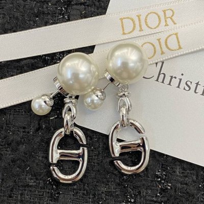 迪奥耳钉热销款爆上新一致Zp Dior 23 猪鼻子珍珠耳环 超级减龄又清冷前卫的银色系 越看越高级，怎么搭配都不出错