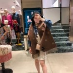 上新zg同步 Gg复古格纹双面长巾 经典gg图案是品牌在30年代开始使用的标志性元素之一，历经近一个世纪的发展依然为品牌探索全新表达提供灵感。在这款羊毛围巾上，