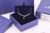 施华洛世奇Swarovski 玫白分色 爱的扭结 锁骨项链 这款闪亮迷人的Swarovski仿水晶则展现璀璨悦目的光彩，加上匠心独运的细节，亦可让您的晚装打扮更