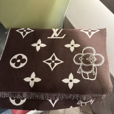 Lv太阳花 驴家最新款围巾 经典吉祥物再设计 妥妥的百搭款 ，炒鸡亮眼的logo设计 经典黑灰配色 真的不要太好看 100%绵羊毛 手感简直了 精纱织法 表面有