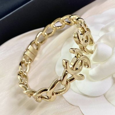 Chanel双C链条 手镯 除了惊艳还是惊艳 巨美巨好看 巨巨无敌简约大方日常款 风格永存 经典永在 如若想回归简约经典 那么这款非常的推荐