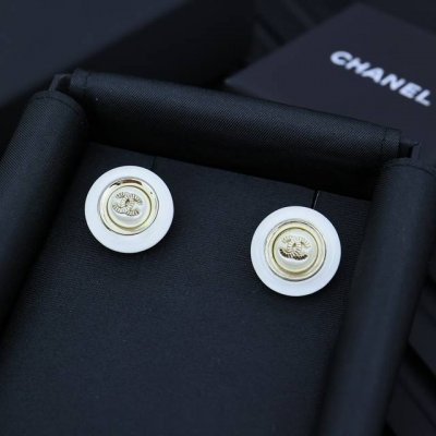 Chanel 亚克力纽扣耳钉黄铜底材亚克力渐变搭配各种日常通勤和晚会活动造型 时尚又经典