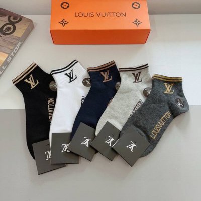 配包装 P50 一盒5双 Lv 路易威登 超火爆小单品，高版本羊毛面料，潮人必备 爆款，经典字母Logo中长筒袜，个性时尚百搭款，！你值得拥有哦精梳棉面料，超柔