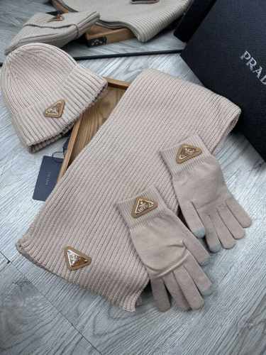 福利特价 。Prada。 围巾帽子手套 三件套套装！简单大气是这款套帽围巾设计者的初心真心美了～时尚柔软透气材质：50%Wool50% Acrylic，Acry