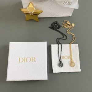我们出品 Cd小圈钻项链 Z 3600，现火秒发！全网独家首发枪黑色跟金色两个颜色，Z一致黄铜材质，颗颗施华洛水晶，Silver Shadow颜色！银色里边透着