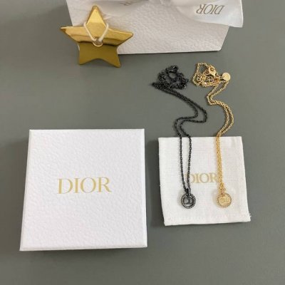 我们出品 Cd小圈钻项链 Z 3600，现火秒发！全网独家首发枪黑色跟金色两个颜色，Z一致黄铜材质，颗颗施华洛水晶，Silver Shadow颜色！银色里边透着