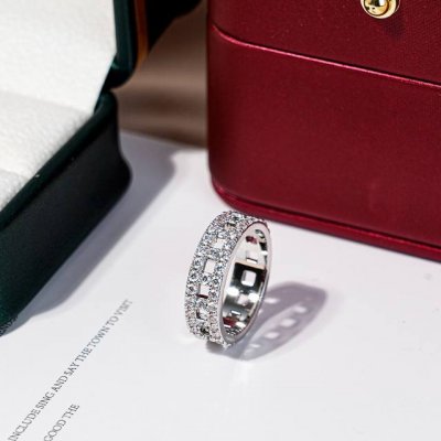 T True系列满钻戒指 5678号 一款Bling Bling的满钻戒指，戒指是一圈T镂空切割组合的，镂空切割设计显得非常现代. 酷酷的中性范.数个几何字母T
