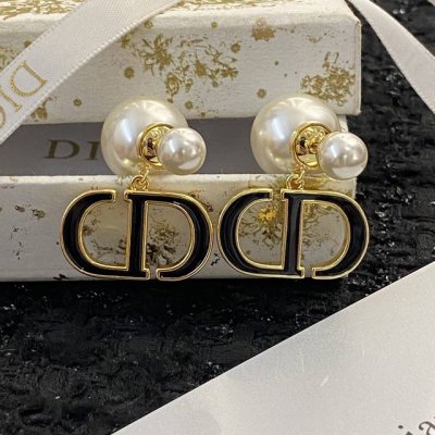 Dior耳钉热销款火爆上新 双珠黑色滴油Cd吊坠耳环耳钉 经典款，百搭不过时！上耳就是温柔气质美女