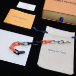 Lv Chain Links 手链延续Virgil Abloh 引领的 春夏风尚 Monogram图案错落有致地镌刻于银色金属链条 演泽灵动与率性 可搭配同系列