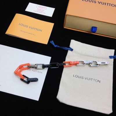 Lv Chain Links 手链延续Virgil Abloh 引领的 春夏风尚 Monogram图案错落有致地镌刻于银色金属链条 演泽灵动与率性 可搭配同系列