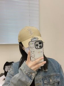 Ysl圣罗兰 专柜同款原单 字母刺绣棒球帽 韩系风 一款简单休闲风的棒球帽 是牛仔的款式 减龄百搭 适配度很高 简单随性~ 字母刺绣部分也很精细 出街拍照拗造型
