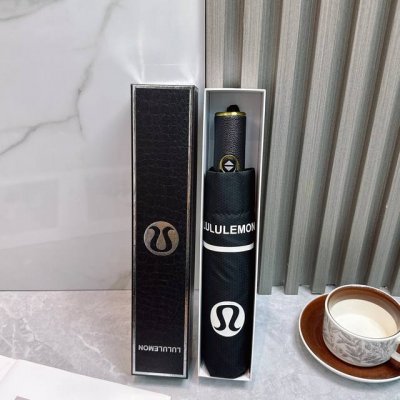 lululemon新款三折自动折叠晴雨伞 灵魂Logo为一体的设计风格高雅奢华 带在身上带来独特视觉效果 为伞而动，骄阳烈日下，有独家防晒科技！伞面选用超高密度