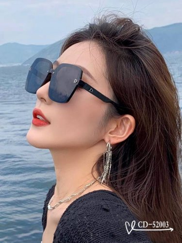 法国迪奥-Dior . 宝丽来树脂偏光镜片 . Tr90镜架轻便佩戴舒适 . Size 58-17-142 . 款太阳镜减轻强光负担 遮挡有害光线防辐射 出行旅