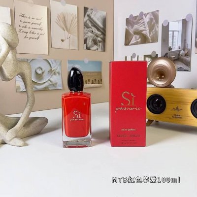 明通品质 明通版阿玛尼红色挚爱100Ml香水 18年新香Edp浓香水 Armani Si passione 前调：粉红胡椒、梨、黑醋栗 中调：玫瑰、茉莉、天莽菜