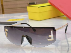 Fen* 芬*迪新款太阳镜 model Fe40168U Size 145口0-143